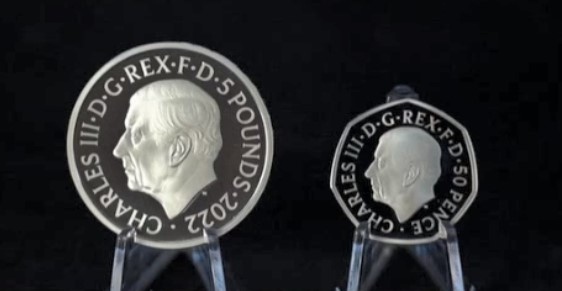 Кралският монетен двор във Великобритания показа официалните монети с лика